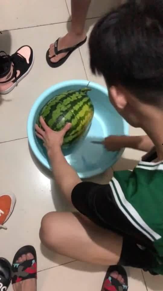 大学宿舍吃瓜瞬间,揭秘大学生活趣味瞬间